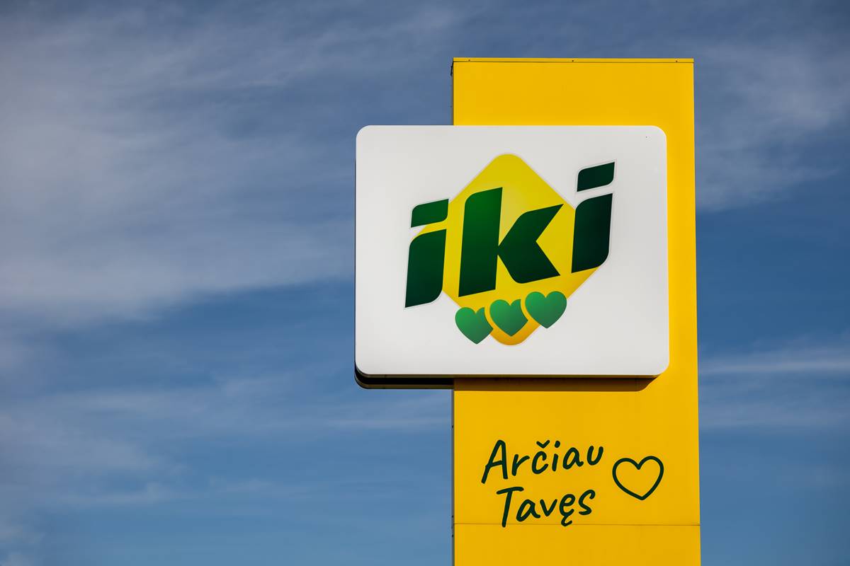 Prekybos tinklo IKI reklamos iškaba.