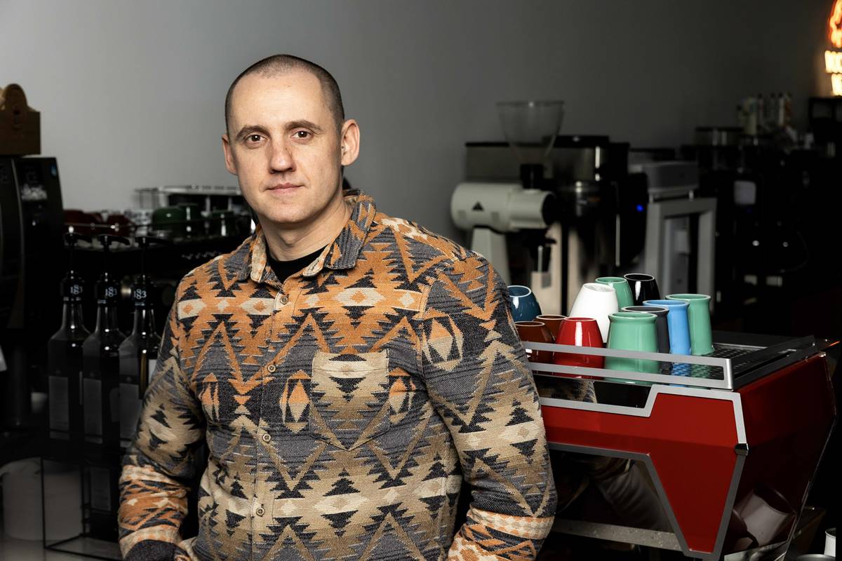 Rūšinės kavos asociacijos (angl. Specialty Coffee Association) sertifikuotas mokytojas, kavos žinovas Tomas Bajoriūnas. Nuotrauka Marius Žičius.